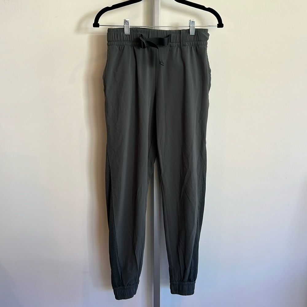 EUC Athleta Mid Rise Joggers/Pant Belted Waist Pockets Moss Green Women's Size 2
